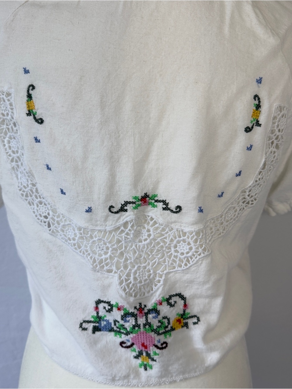 Urban Outfitters Cropped Top M Cross Stitch Floral Crochet Lace Cottagecore - Picture 8 of 16